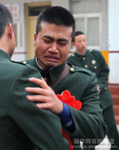 老兵揮淚別戰友