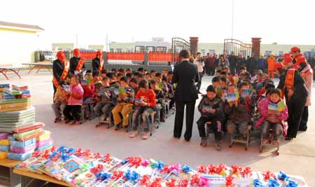 南陽臥龍供電青年志愿者走進移民小學(xué)獻愛心