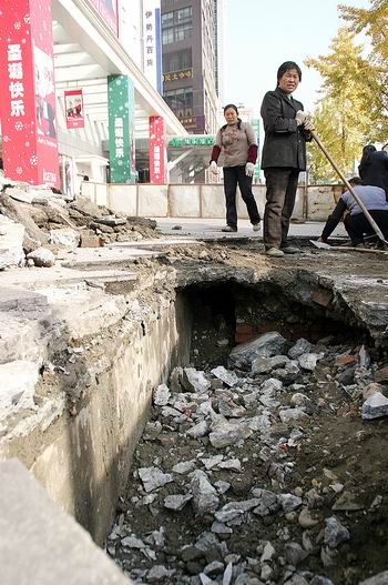 成都春熙路現(xiàn)50米長(zhǎng)塌陷區(qū)　周圍拉起警戒線
