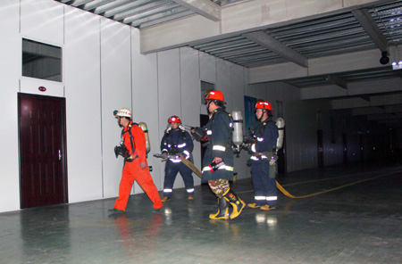 漯河舉辦“大跨度大空間”夜間滅火實戰演練