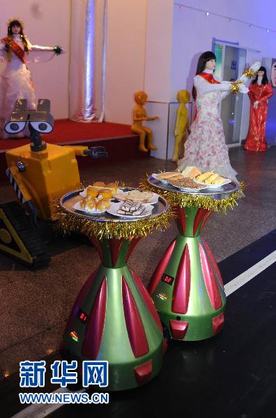 濟南出現(xiàn)機器人餐廳(組圖)