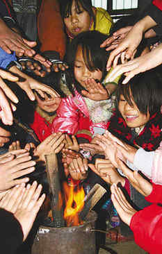 直擊冰災嚴重五省區:冰雪中，用心溫暖上學路 圖