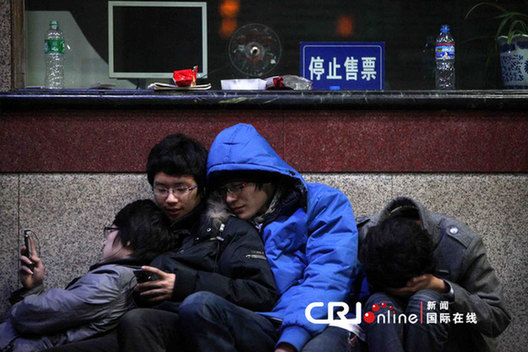 大學(xué)生通宵排隊搶購火車票 同時復(fù)習(xí)備考(圖)