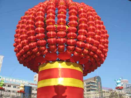 煙臺街頭掛起大紅燈籠年味越來越濃