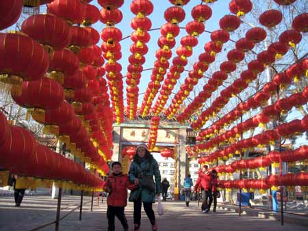 煙臺街頭掛起大紅燈籠年味越來越濃