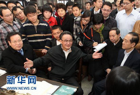 吳邦國考察清華大學(xué):弘揚(yáng)清華百年文化<BR> 建設(shè)世界一流大學(xué)