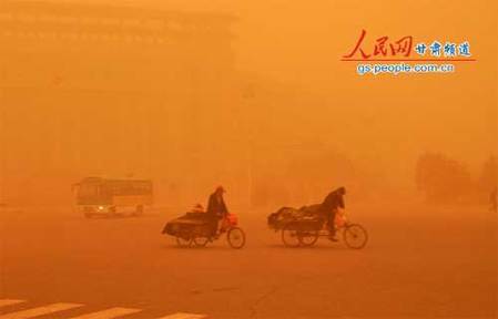 甘肅現(xiàn)九年最強沙塵暴 天空昏暗街牌被刮倒