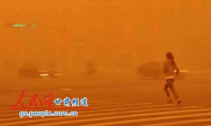 甘肅現(xiàn)九年最強沙塵暴 天空昏暗街牌被刮倒