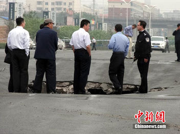 長春1座大橋橋面塌陷致貨車墜河