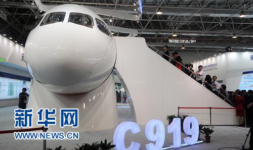 中國C919大型客機(jī)樣機(jī)首次在海外展出引關(guān)注