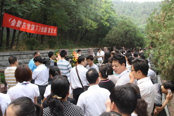 《會聚在黨旗下》出版發行