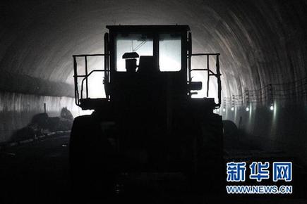 大連隧道坍塌生命救援:12名被困人員安全無(wú)恙