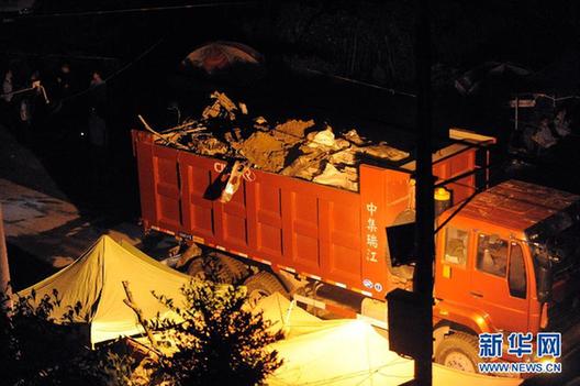 “7·23”甬溫線特大事故車輛開始進行現場破拆