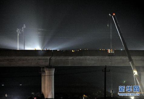 “7·23”甬溫線特大事故車輛開始進行現場破拆