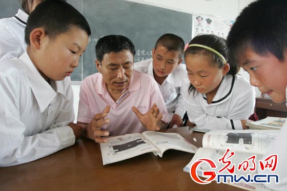 最美鄉(xiāng)村教師杜順:血液里沒了學生,心臟就不會跳動