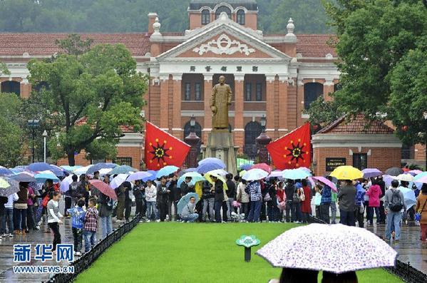 全國各地景區(qū)迎來客流高峰 大部地區(qū)天氣適宜出行
