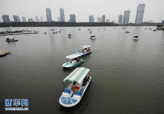 全國各地景區(qū)迎來客流高峰 大部地區(qū)天氣適宜出行
