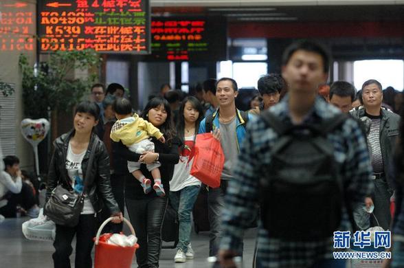 國慶長假將結束 各地迎來返程客流高峰