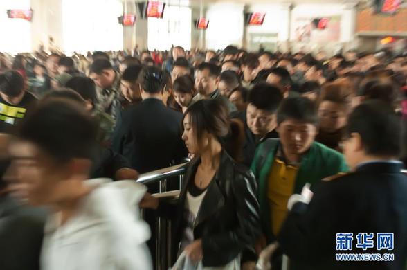 國慶長假將結束 各地迎來返程客流高峰