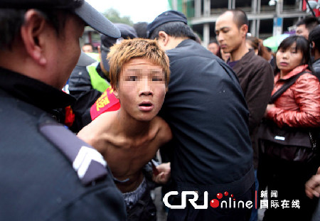 西安小偷搶乞丐錢 被路人就地抓獲