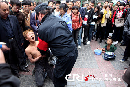 西安小偷搶乞丐錢 被路人就地抓獲