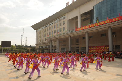 400名農民腰鼓秧歌慶祝特區建設30周年