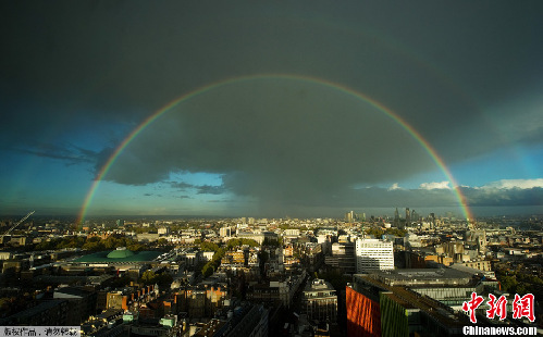 罕見霓虹橫跨倫敦上空