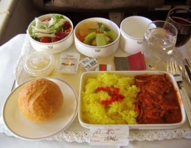 飛機(jī)上也有美食！看看各航空公司飛機(jī)餐
