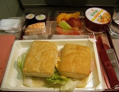 飛機(jī)上也有美食！看看各航空公司飛機(jī)餐