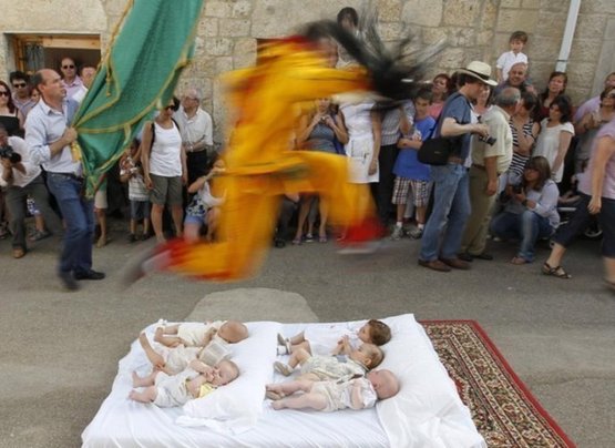 實拍西班牙跨嬰驅魔的怪異節日！
