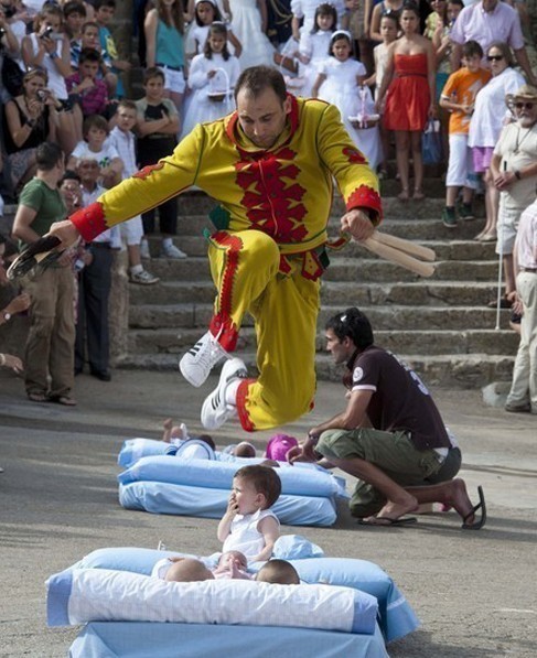 實拍西班牙跨嬰驅魔的怪異節日！