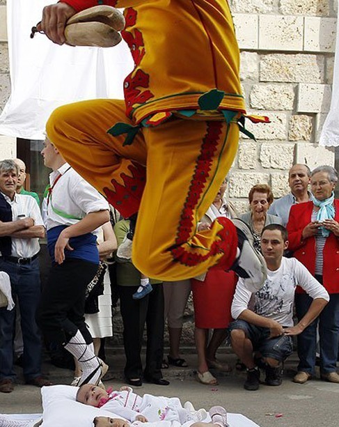 實拍西班牙跨嬰驅魔的怪異節日！