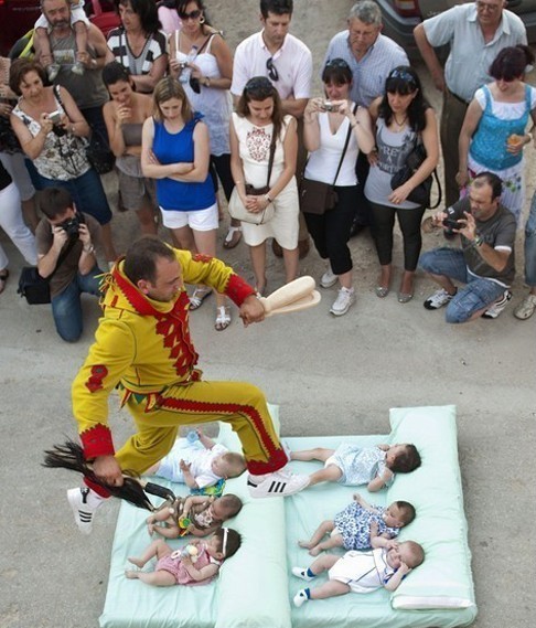 實拍西班牙跨嬰驅魔的怪異節日！
