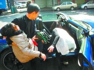 少女當(dāng)街救人，關(guān)保時(shí)捷啥事？