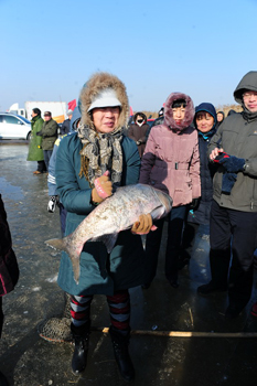冰湖騰魚:盤錦市冬捕文化節(jié)開幕