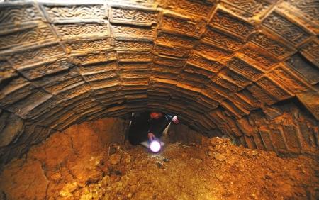 成都漢墓里發現空礦泉水瓶 墓磚精美內部已空