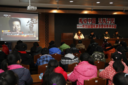 “雷鋒日”里學雷鋒