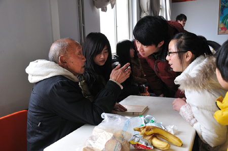 弘揚雷鋒精神 大學(xué)生在行動