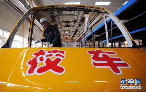 校車安全條例草案獲原則通過 賦予校車優先權