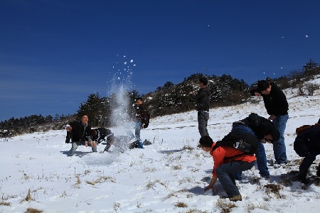 神農(nóng)架驟降春雪樂煞游客（組圖）