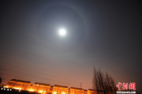 揚州夜空現(xiàn)罕見“月暈”奇觀