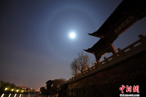 揚(yáng)州夜空現(xiàn)罕見“月暈”奇觀