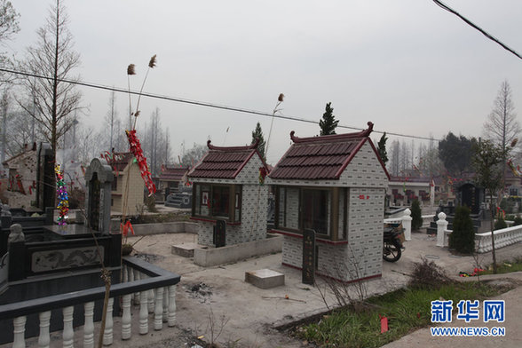 江蘇如東：遠看似豪華別墅 近看方知是墳墓