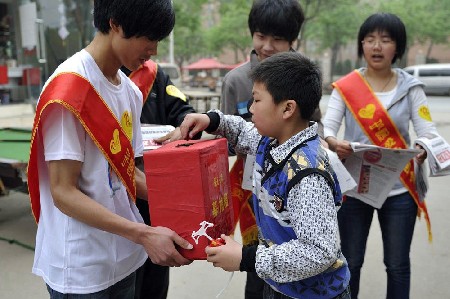大學(xué)生義賣報(bào)紙籌善款救助白血病同學(xué)