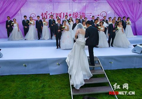 湖南首屆網絡婚博會：20對新人集體步入婚姻殿堂(圖)