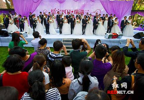 湖南首屆網絡婚博會：20對新人集體步入婚姻殿堂(圖)