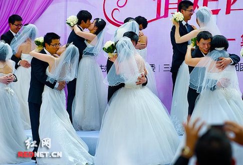 湖南首屆網絡婚博會：20對新人集體步入婚姻殿堂(圖)