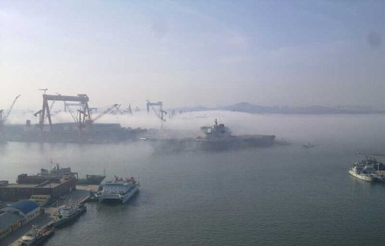 中國(guó)航母平臺(tái)完成11天海試 霧中歸航