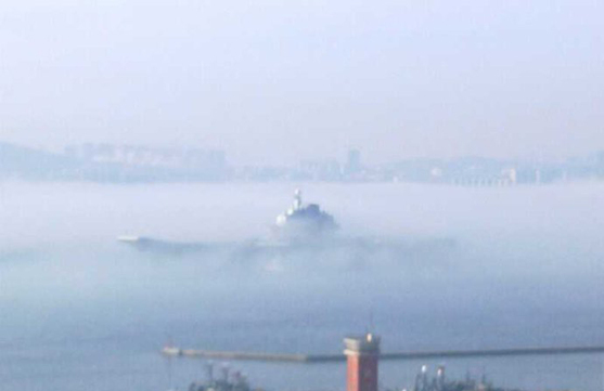 中國(guó)航母平臺(tái)完成11天海試 霧中歸航