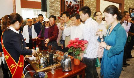 又是一年茶盛會(huì)　新縣茶香醉遠(yuǎn)客